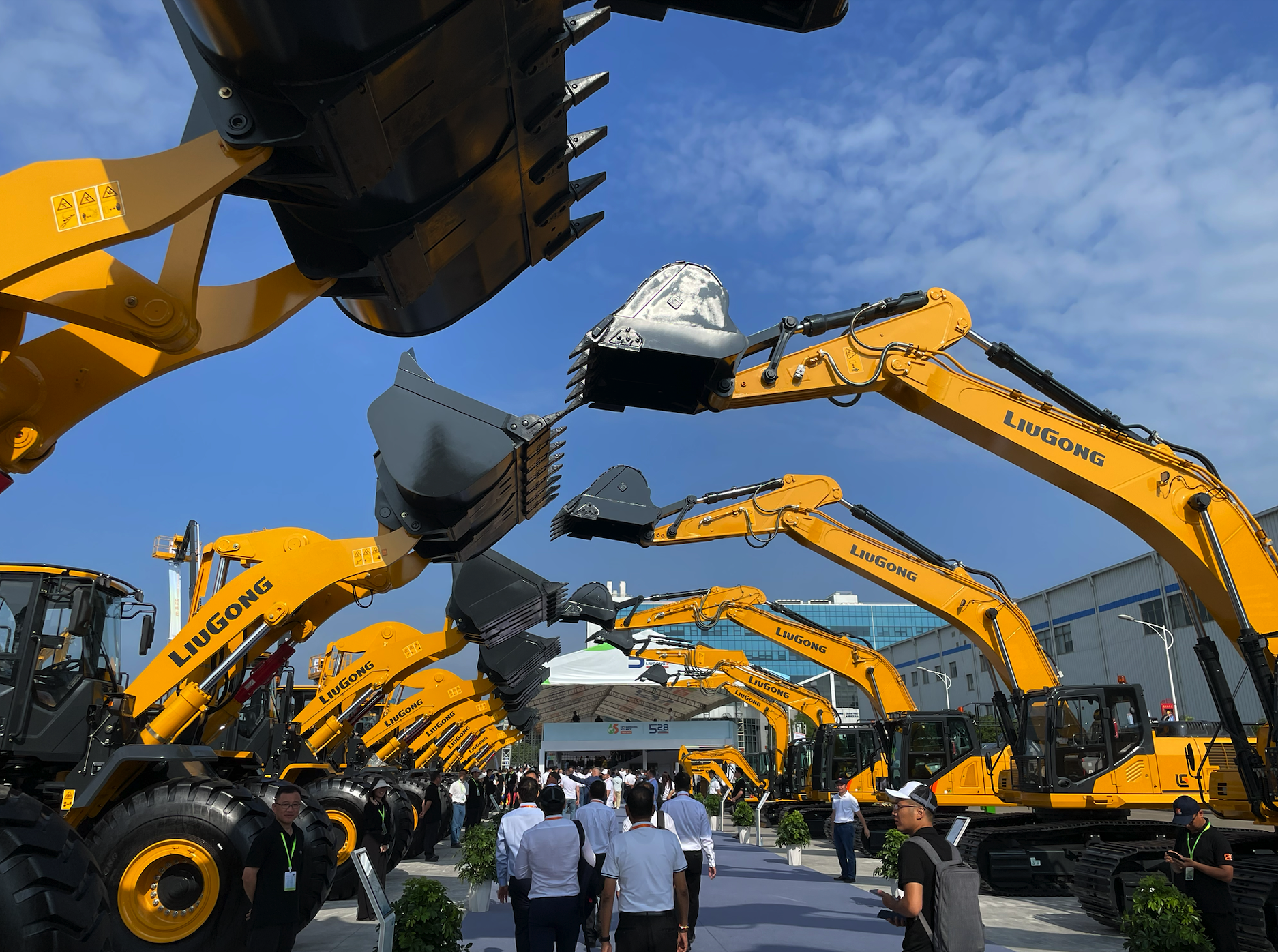 米乐 M6米乐国产新能源工程机械吸引全球客商 柳工客户节签约金额超30亿元