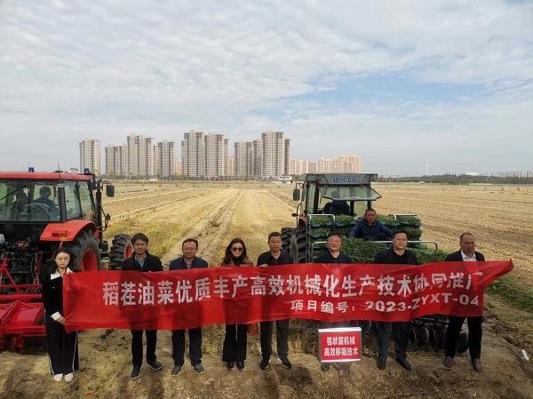 油菜机械化种植米乐M6 米乐技术现场观摩培训会在昆山召开(图2)