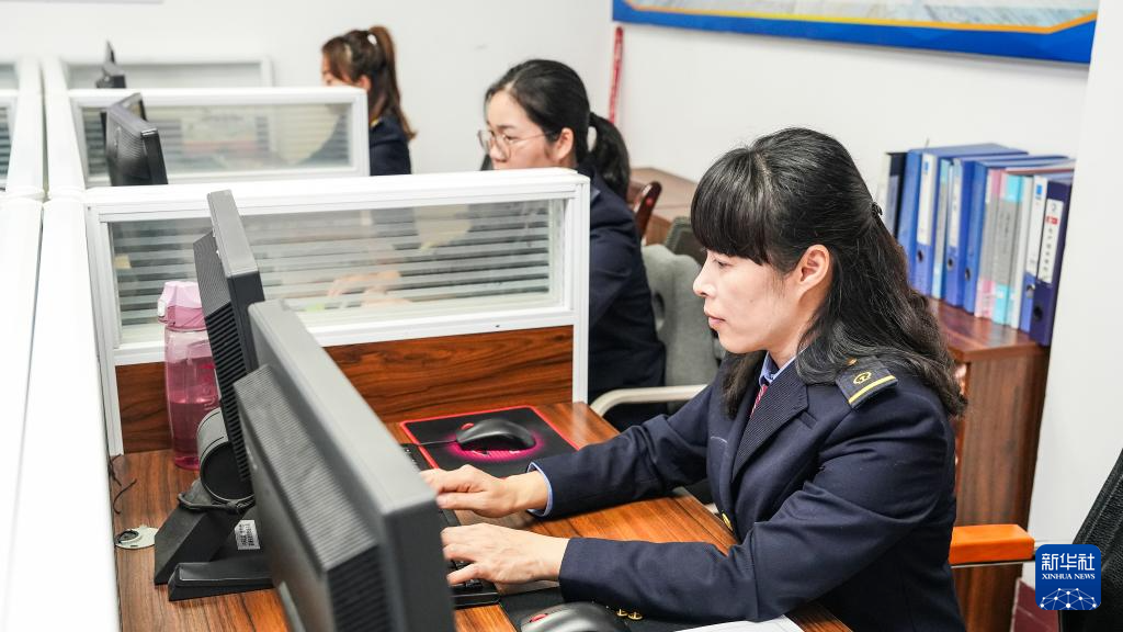铁路女工检修保春运(图2)